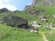 73 Ripassiamo dalla Corna dei vitelli dove sostiamo all'ombra e...al fresco